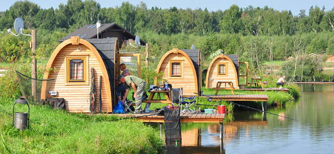 Рыболовный водоем как часть глэмпинга - фото