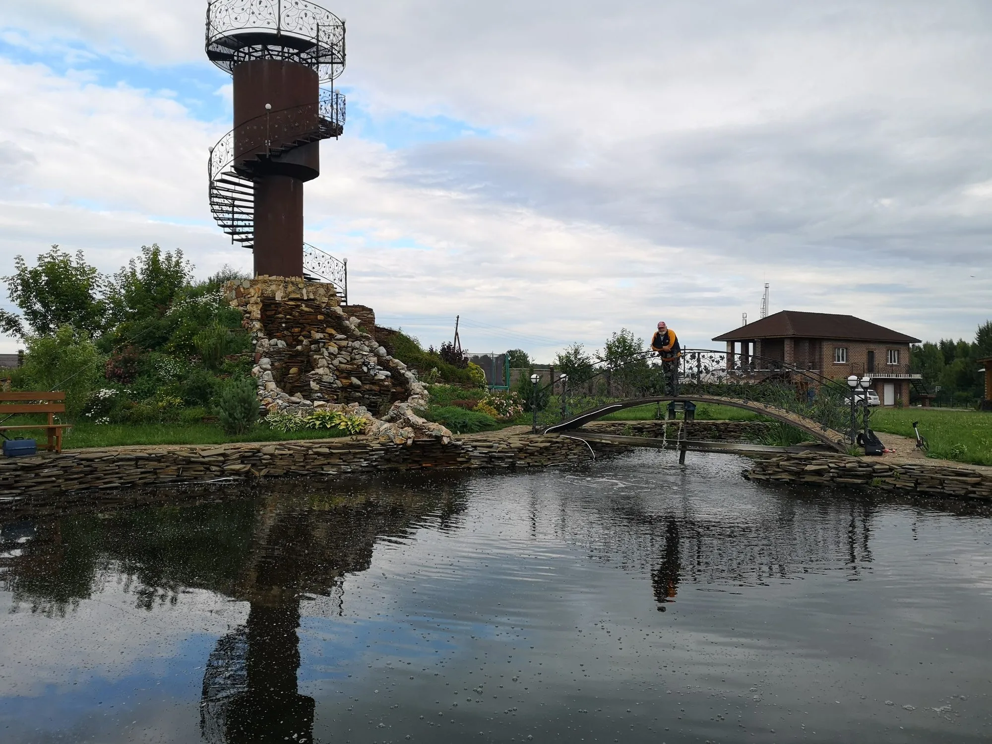 Фото Большой водоем с беседками