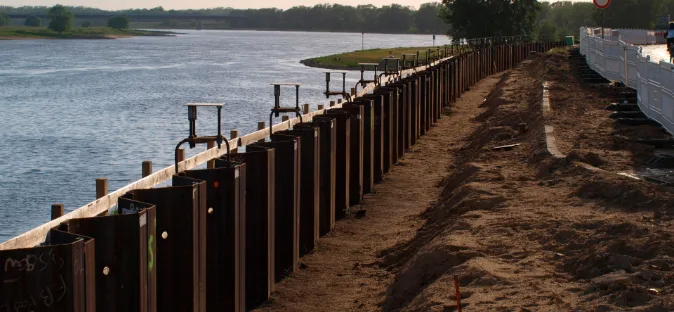 Погружение шпунта и устройство шпунтовых ограждений для водоемов - фото
