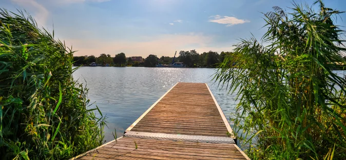 Строительство деревянных помостов, пирсов и причалов на воде - фото