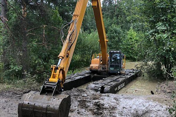 Чистим водоем плавающий экскаватором Московская обл., Руза
