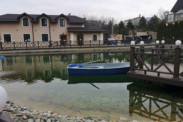 Большой пруд возле доме в коттеджном поселке Одинцово