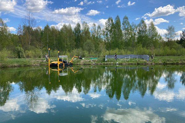 Очистка плавающим экскаватором природного водоема - 2