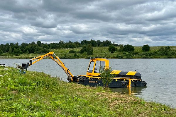 Очистка плавающим экскаватором природного водоема - 3