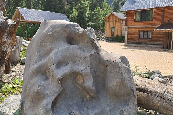 Эксклюзивный валун с чашами