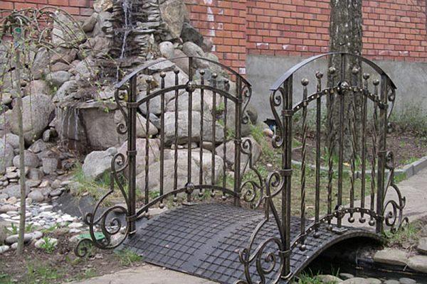 Кованный мостик для пруда в Королеве