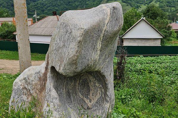 Эксклюзивный валун с чашами