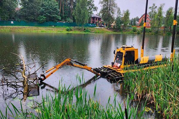 Очистка плавающим экскаватором природного водоема г. Истра