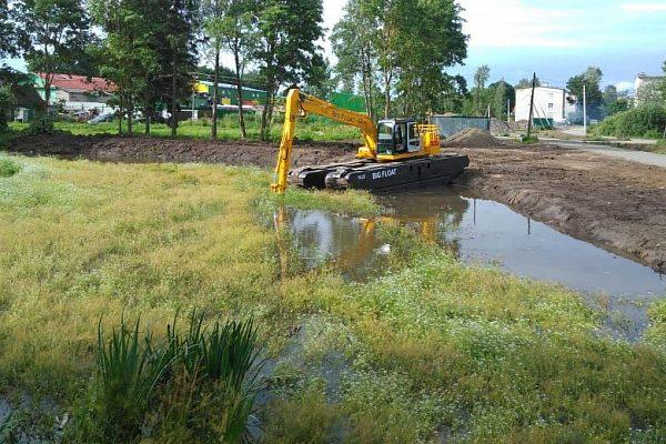 Чистим водоем плавающий экскаватором Московская обл., Руза