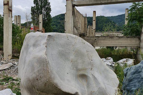 Эксклюзивный валун с чашами
