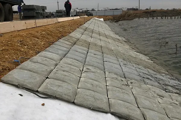 Укрепление берега бетоном