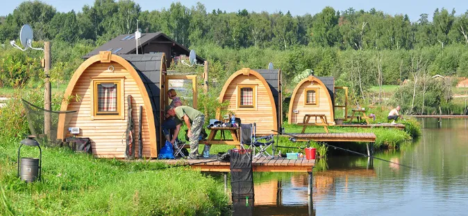Рыболовный водоем как часть глэмпинга - фото