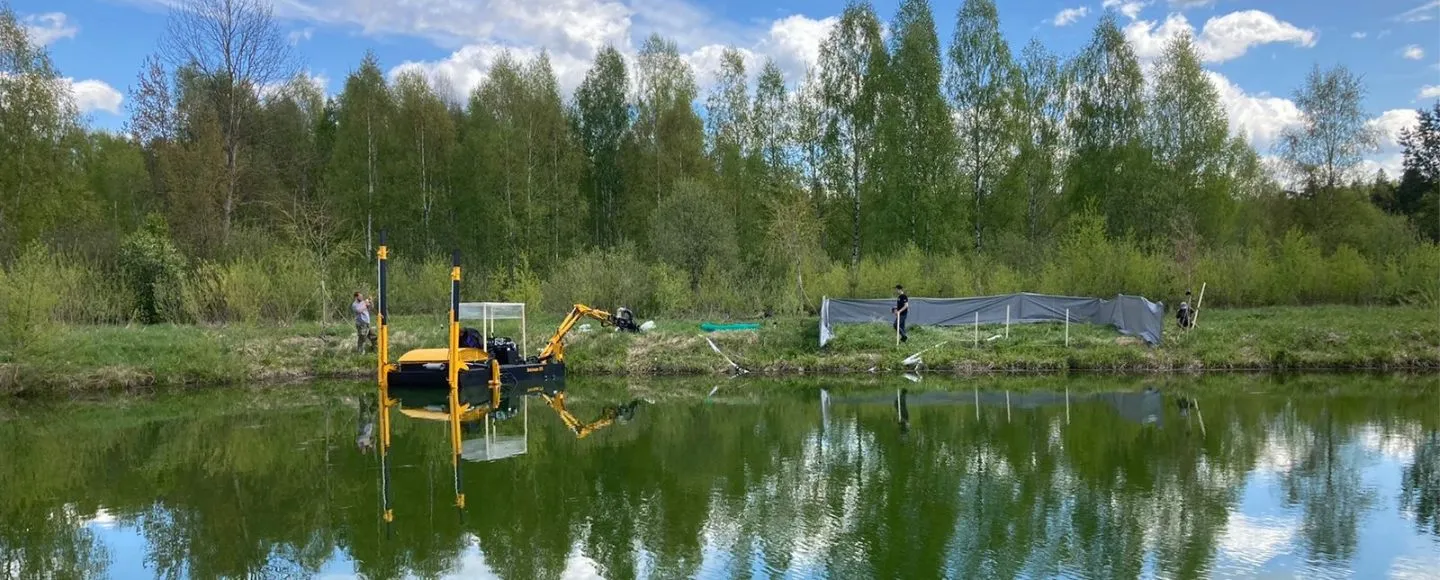 Очистка плавающим экскаватором природного водоема