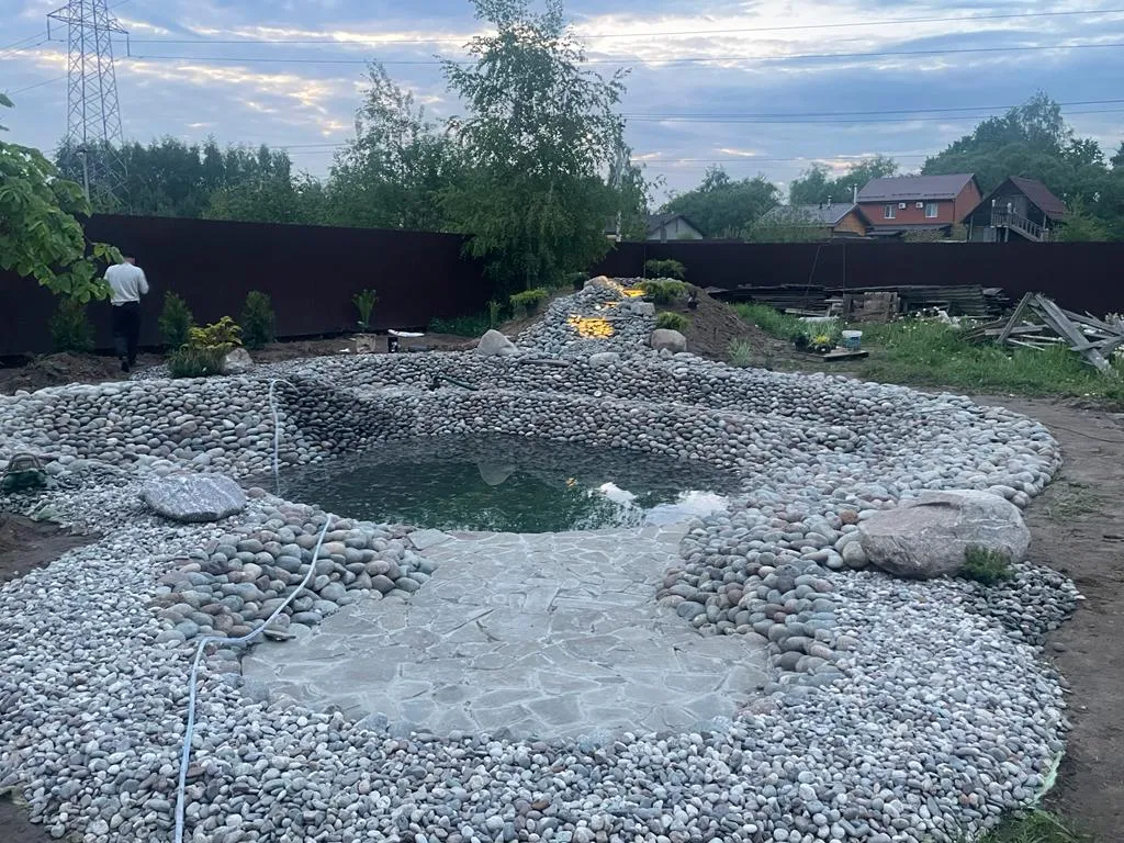 Строительство декоративного водоёма на даче в Серпухове